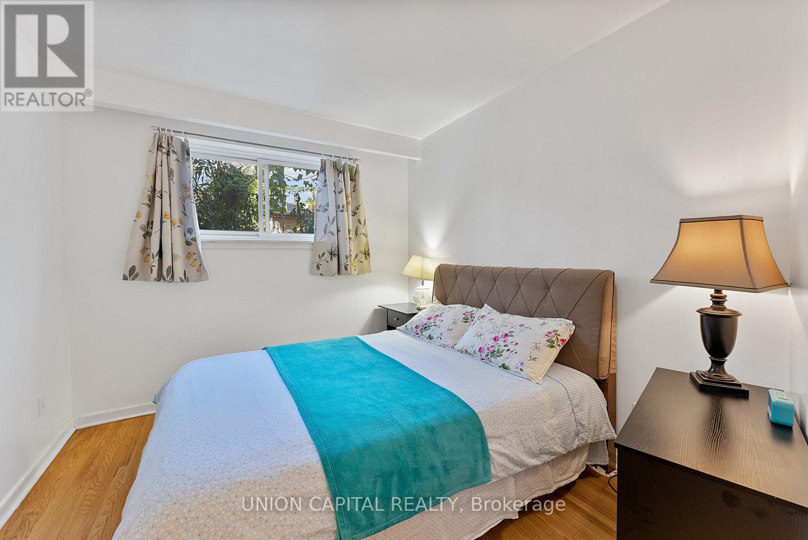 37 Callowhill Drive, Toronto, Ontario  M9R 3L3 - Photo 25 - W12726886