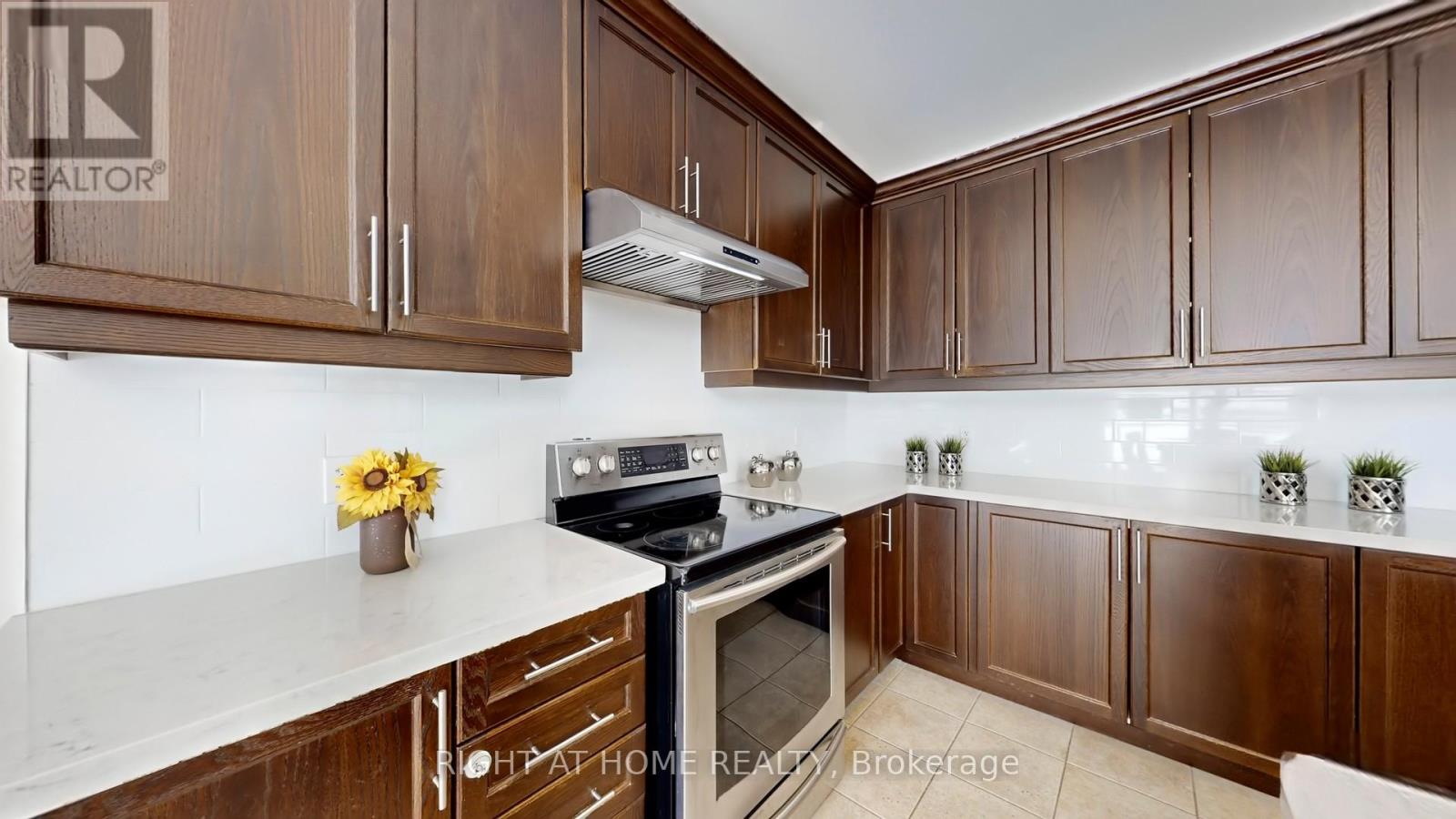 20 Charlemagne Avenue, Barrie, Ontario  L4M 0A7 - Photo 8 - S12726946