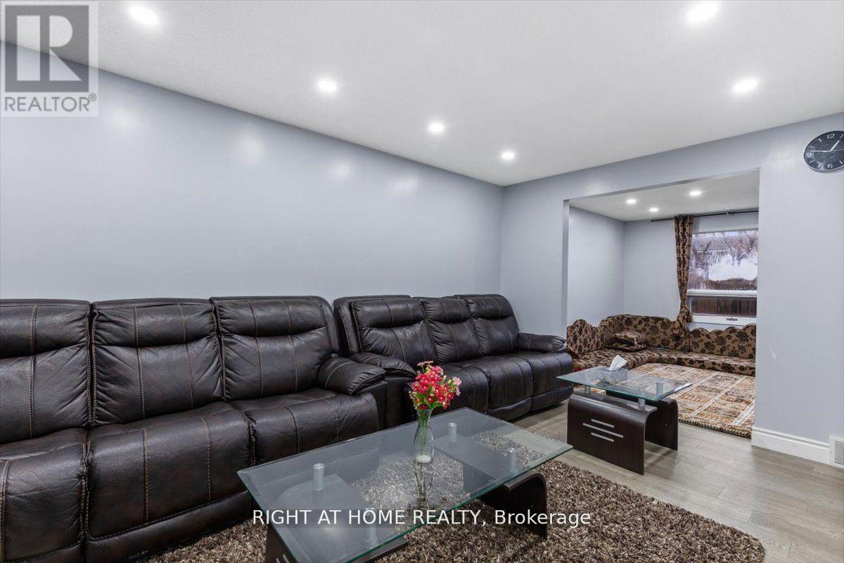 275 Tagge Crescent, Kitchener, Ontario  N2K 3R7 - Photo 4 - X12726990