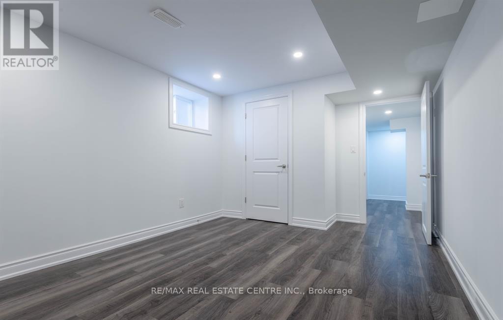 Legal Basement Unit - 1390 Conliffe Court, Mississauga, Ontario  L5C 1R3 - Photo 9 - W12650914