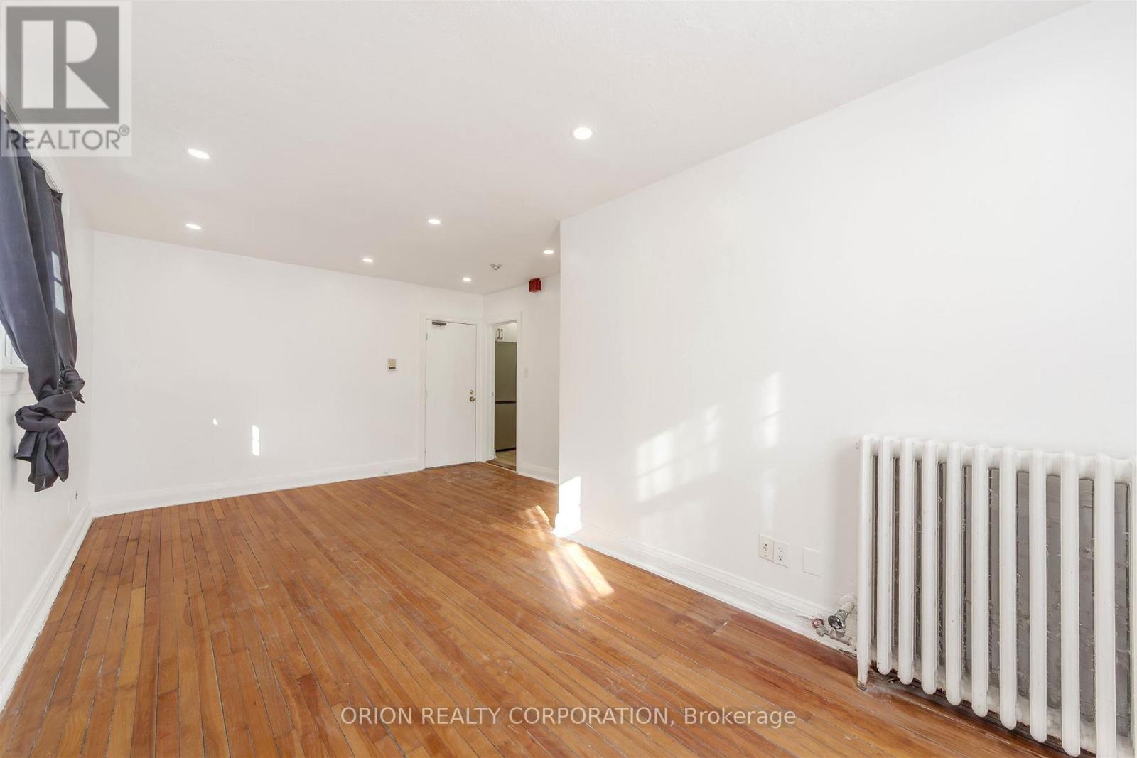 1 - 44 Emerald Crescent, Toronto, Ontario  M8V 2B6 - Photo 4 - W12727030