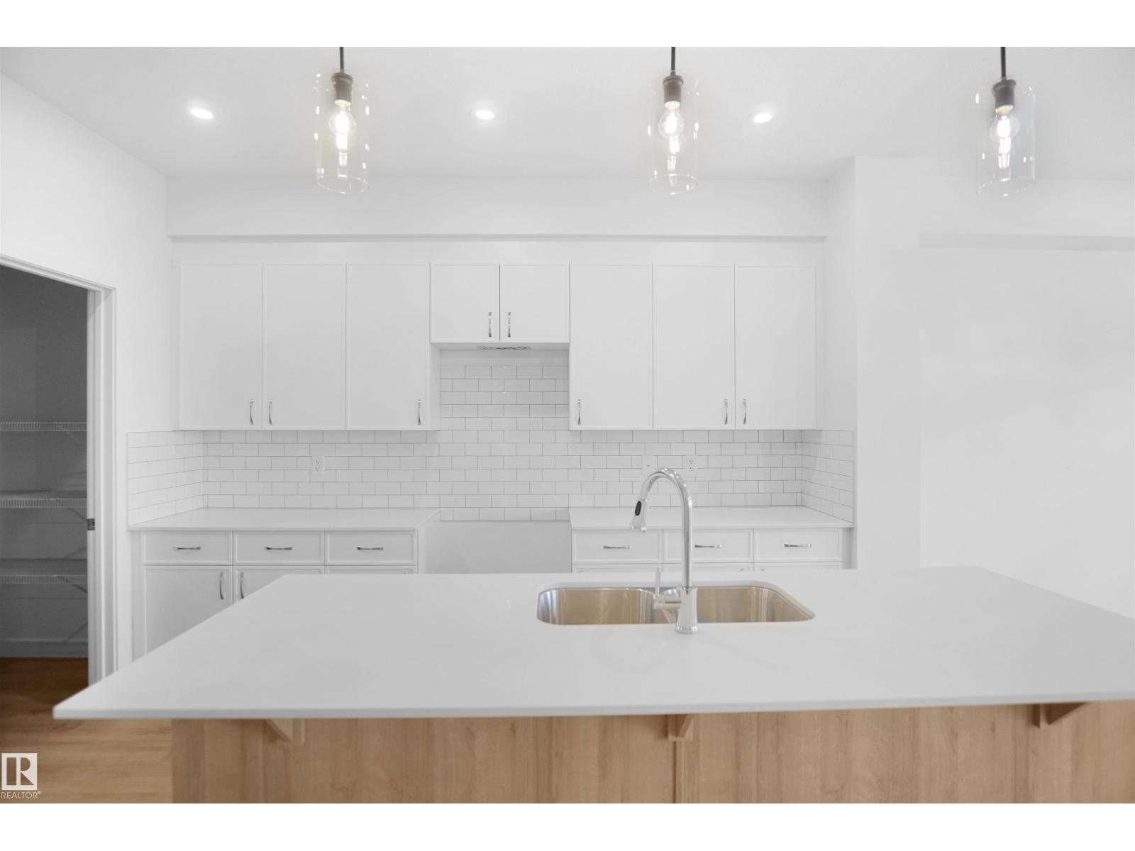 1031 14 Av Nw, Edmonton, Alberta  T6T 2R6 - Photo 8 - E4470983