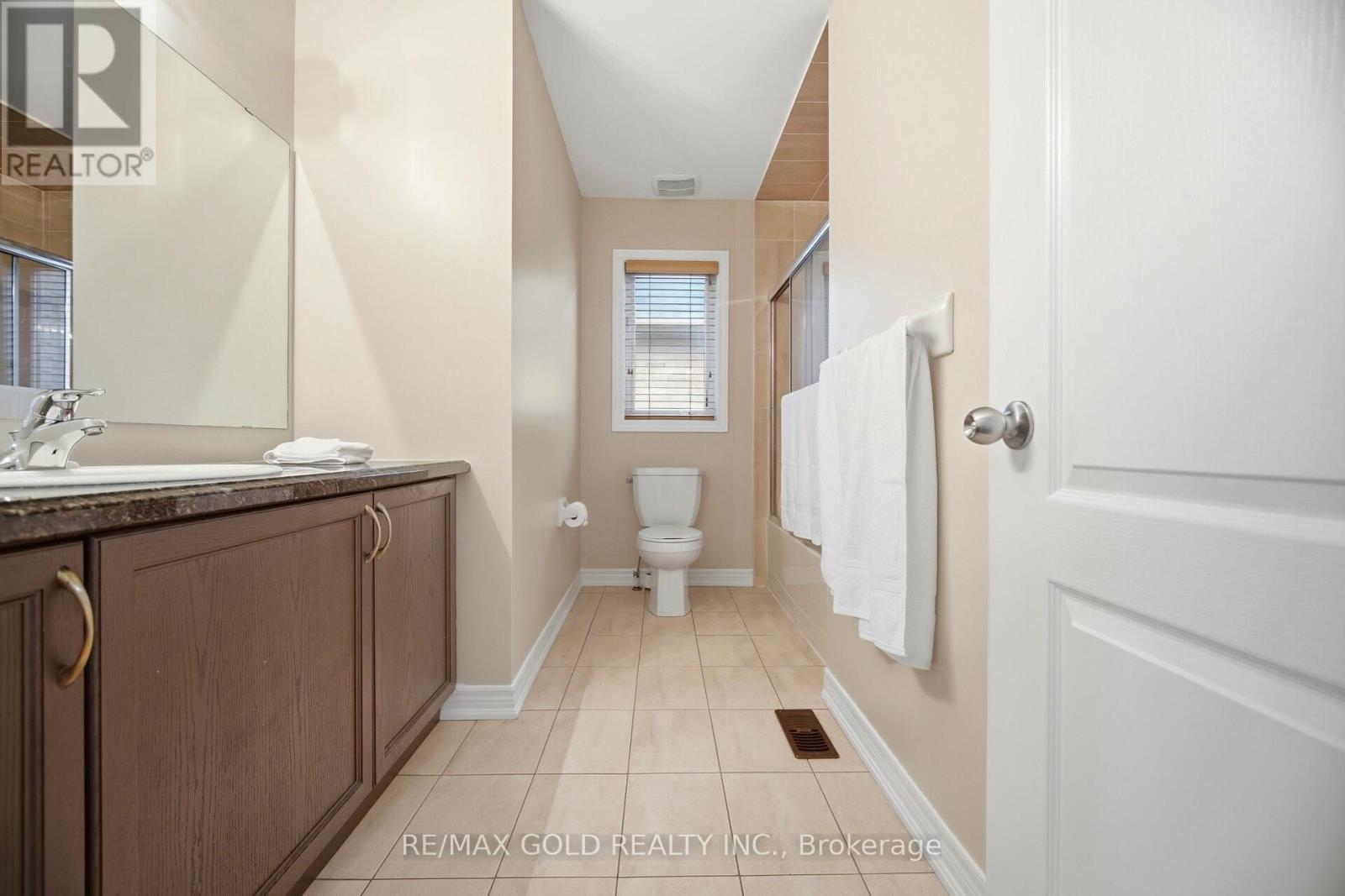 27 Drummondville Drive, Brampton, Ontario  L6P 3S5 - Photo 18 - W12726286