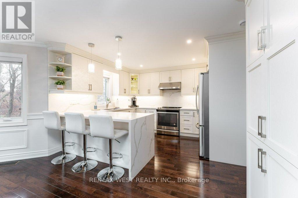 1806 Sevenoaks Drive, Mississauga, Ontario  L5K 2N2 - Photo 12 - W12705060