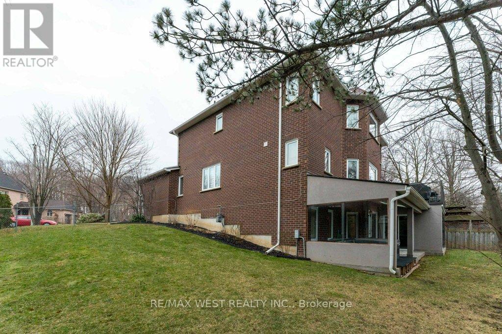 1806 Sevenoaks Drive, Mississauga, Ontario  L5K 2N2 - Photo 39 - W12705060