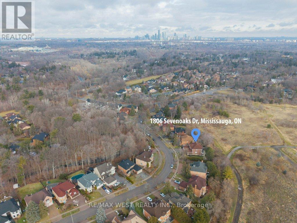 1806 Sevenoaks Drive, Mississauga, Ontario  L5K 2N2 - Photo 48 - W12705060