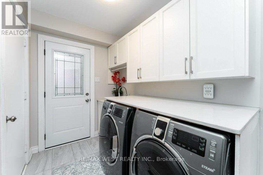 1806 Sevenoaks Drive, Mississauga, Ontario  L5K 2N2 - Photo 8 - W12705060