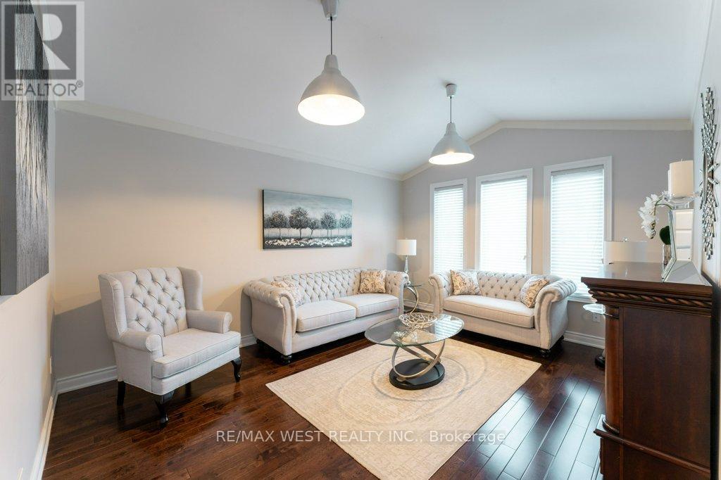 1806 Sevenoaks Drive, Mississauga, Ontario  L5K 2N2 - Photo 6 - W12705060