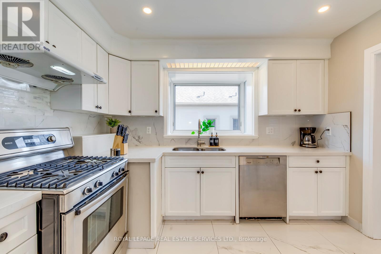 577 Trudale Court, Oakville, Ontario  L6L 4H2 - Photo 11 - W12727104