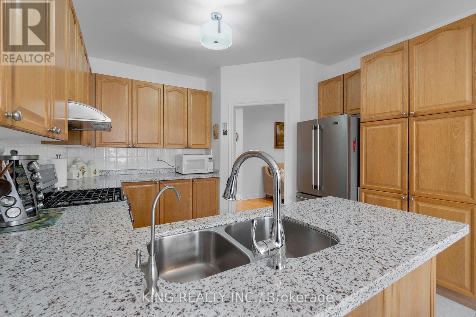 66 Saffron Crescent, Brampton, Ontario  L6S 6H7 - Photo 6 - W12727120