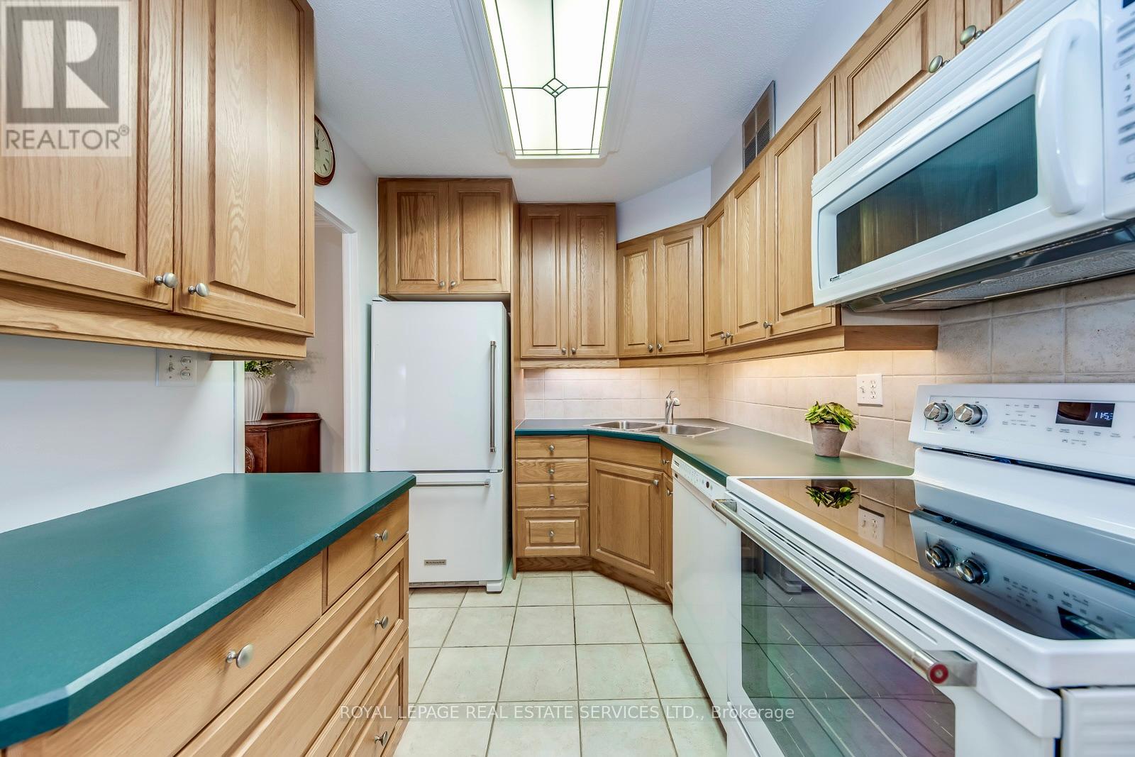 405 - 240 Scarlett Road, Toronto, Ontario  M6N 4X4 - Photo 22 - W12632148