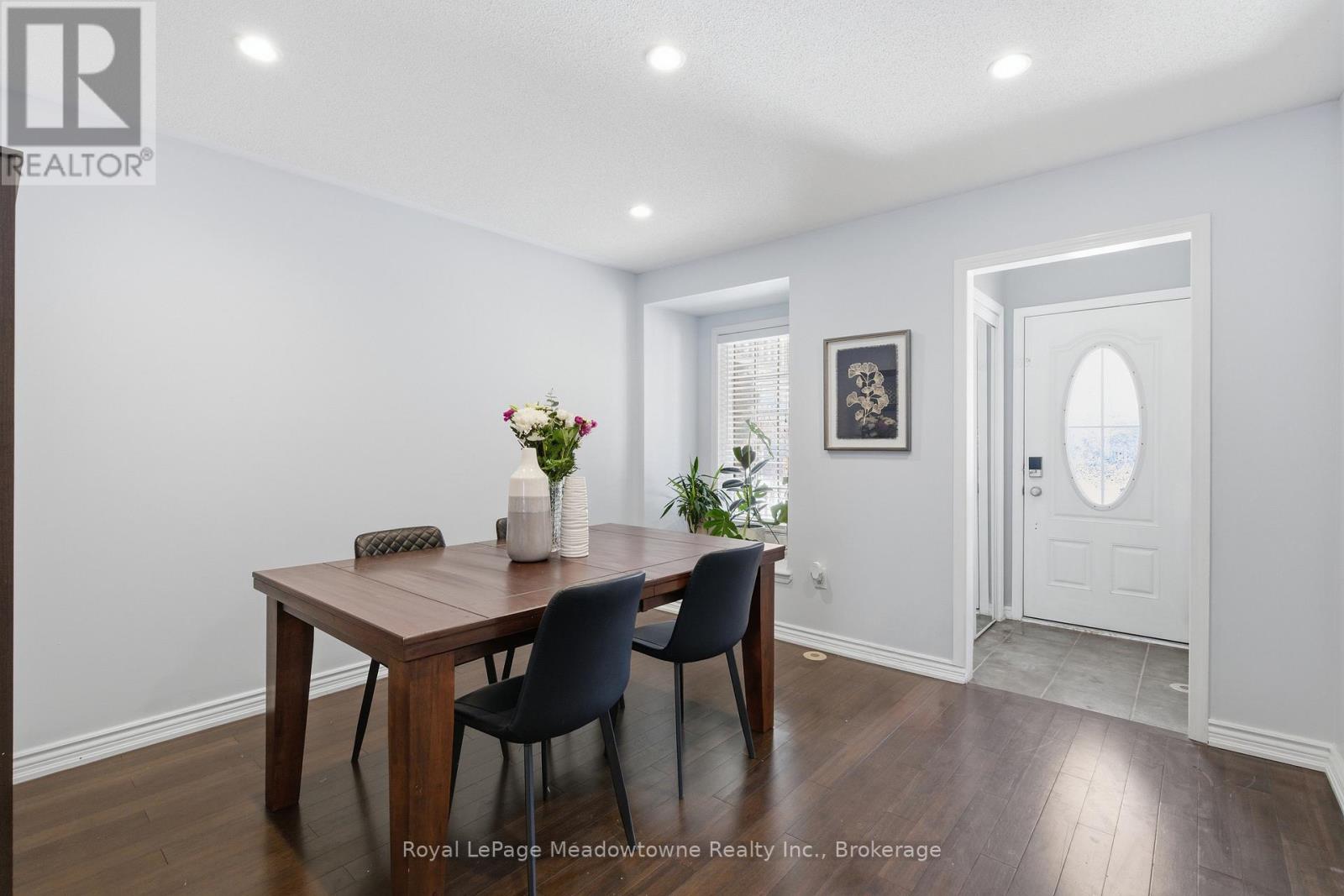 851 Gifford Crescent, Milton, Ontario  L9T 0L2 - Photo 5 - W12727164