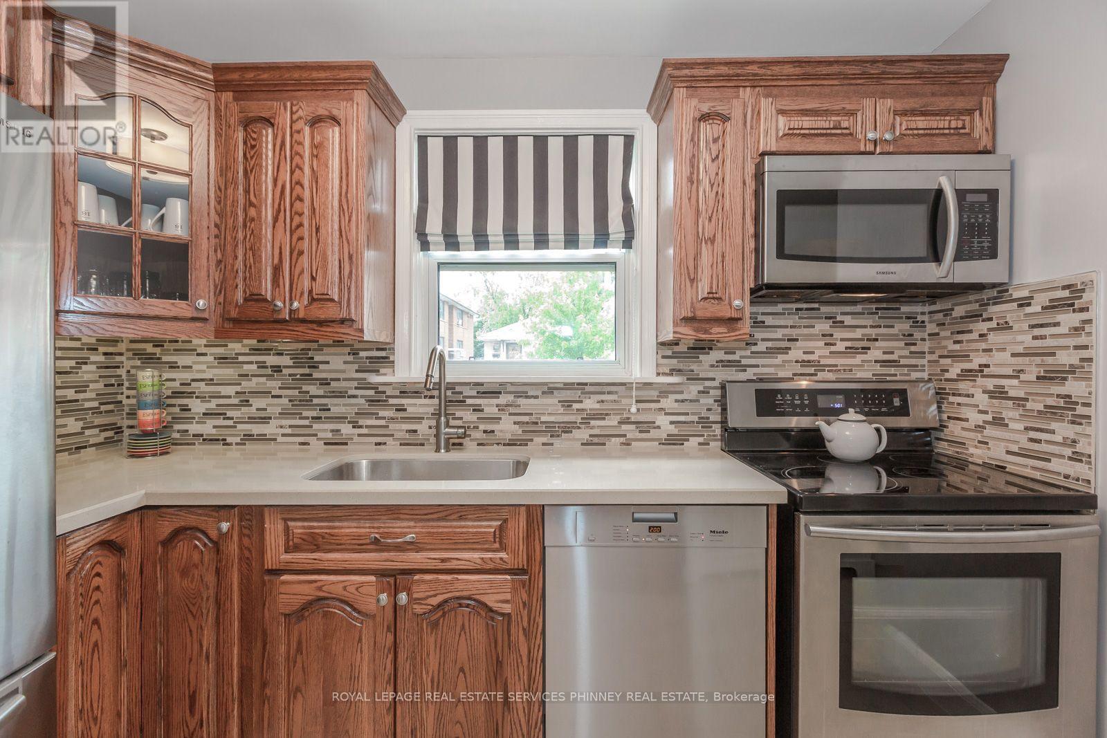 96 Albert Avenue, Toronto, Ontario  M8V 2L7 - Photo 5 - W12727138