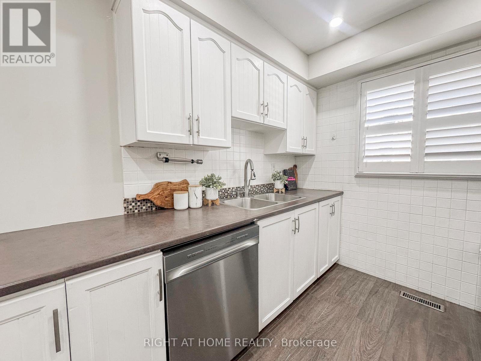 24 - 561 Childs Drive, Milton, Ontario  L9T 3Z1 - Photo 5 - W12727148