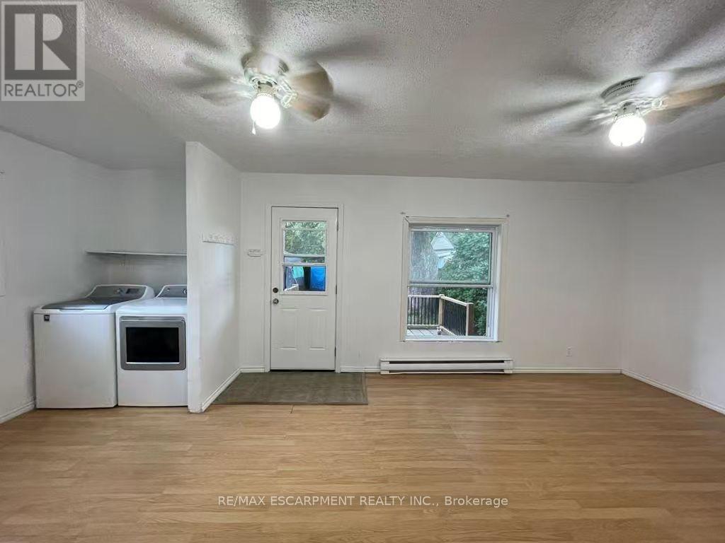 1048 Meredith Avenue, Mississauga, Ontario  L5E 2C7 - Photo 3 - W12727168