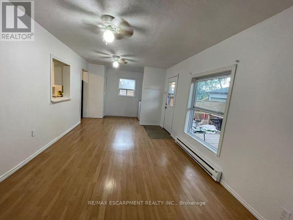 1048 Meredith Avenue, Mississauga, Ontario  L5E 2C7 - Photo 4 - W12727168