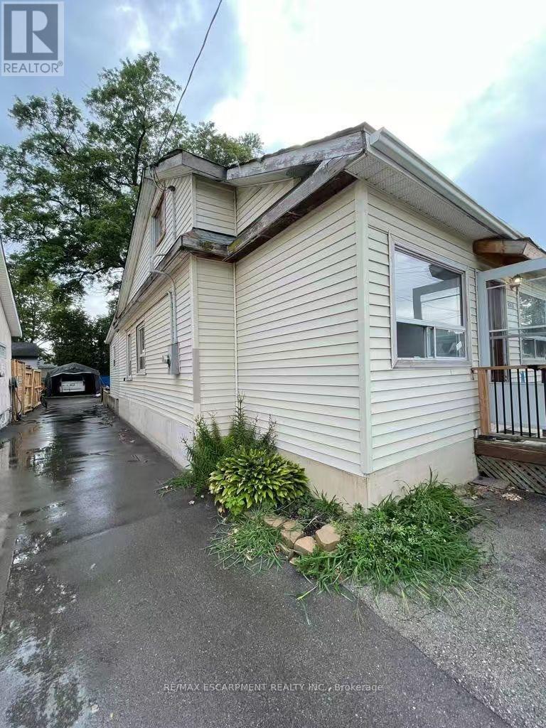 1048 Meredith Avenue, Mississauga, Ontario  L5E 2C7 - Photo 9 - W12727168