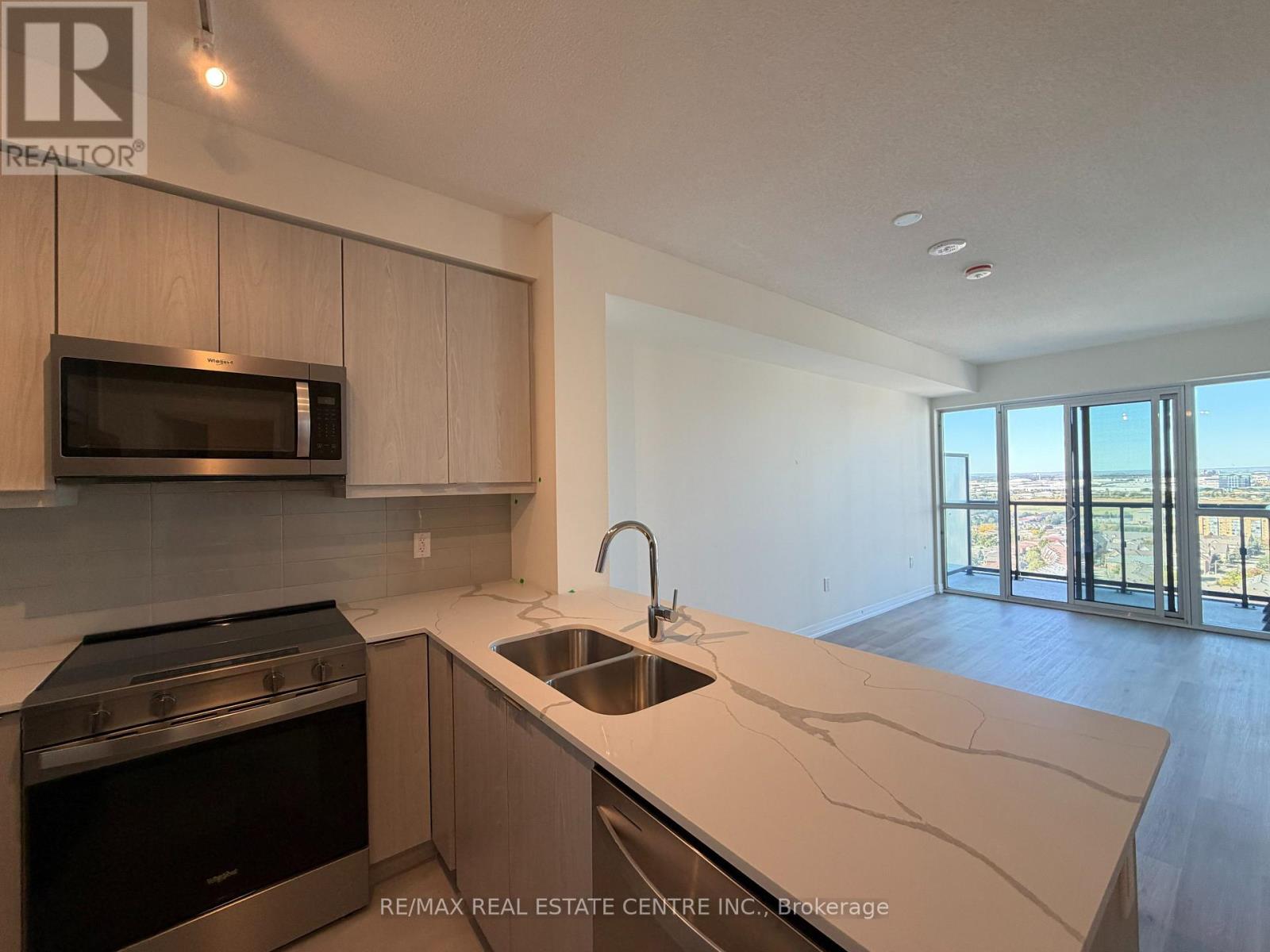 2108 - 15 Watergarden Drive, Mississauga, Ontario  L5R 0H4 - Photo 2 - W12727174