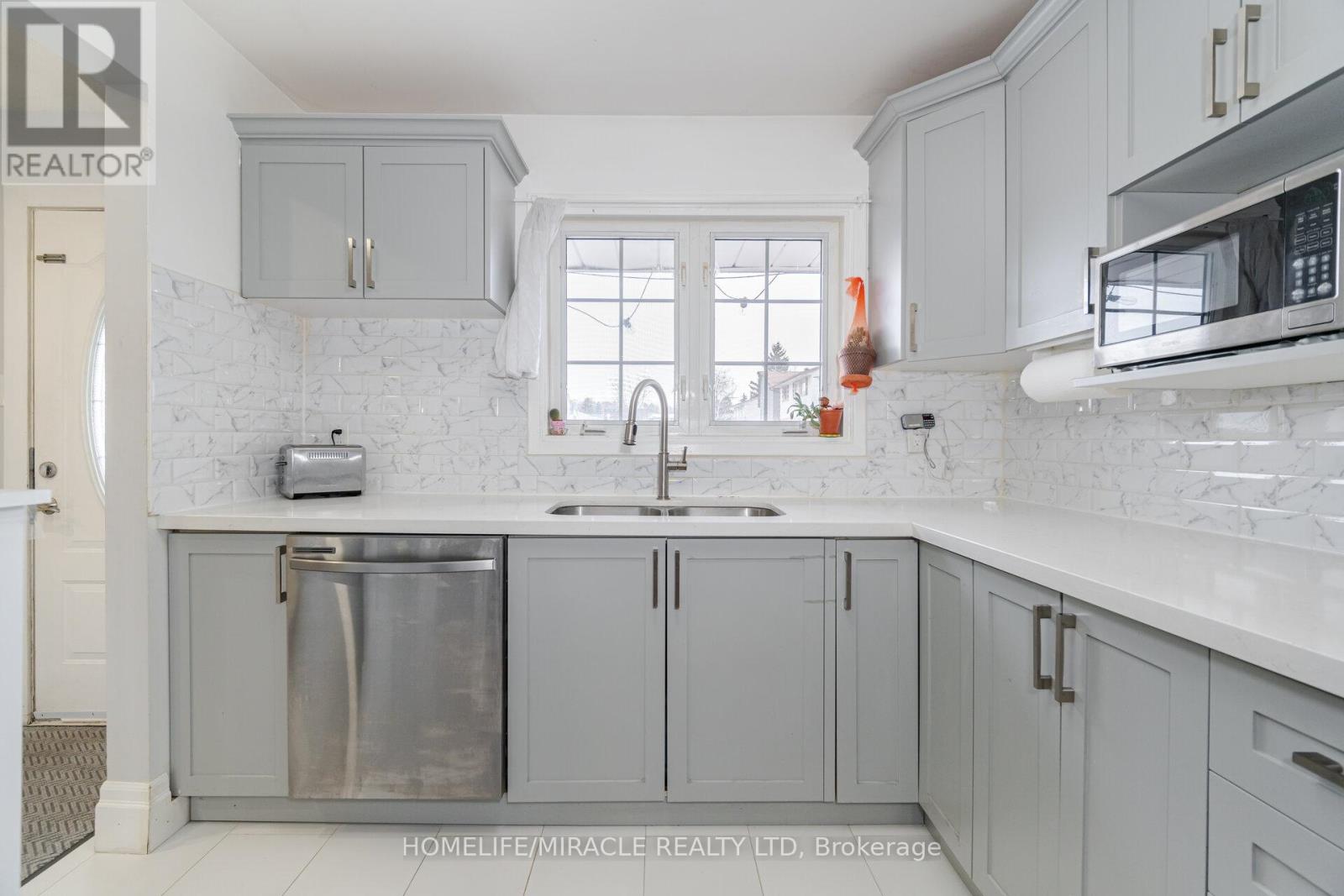 12 Huckleberry Square, Brampton, Ontario  L6S 1Y2 - Photo 3 - W12695522