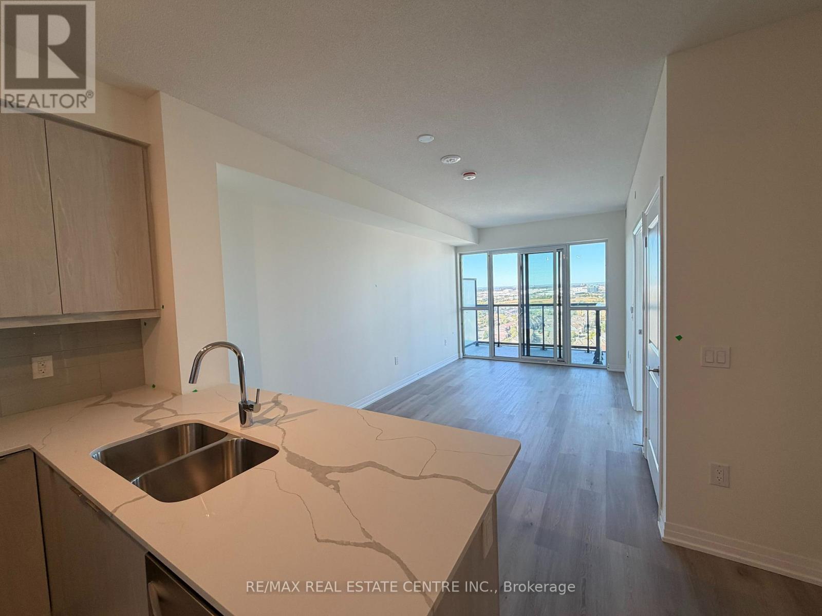 2108 - 15 Watergarden Drive, Mississauga, Ontario  L5R 0H4 - Photo 5 - W12727174