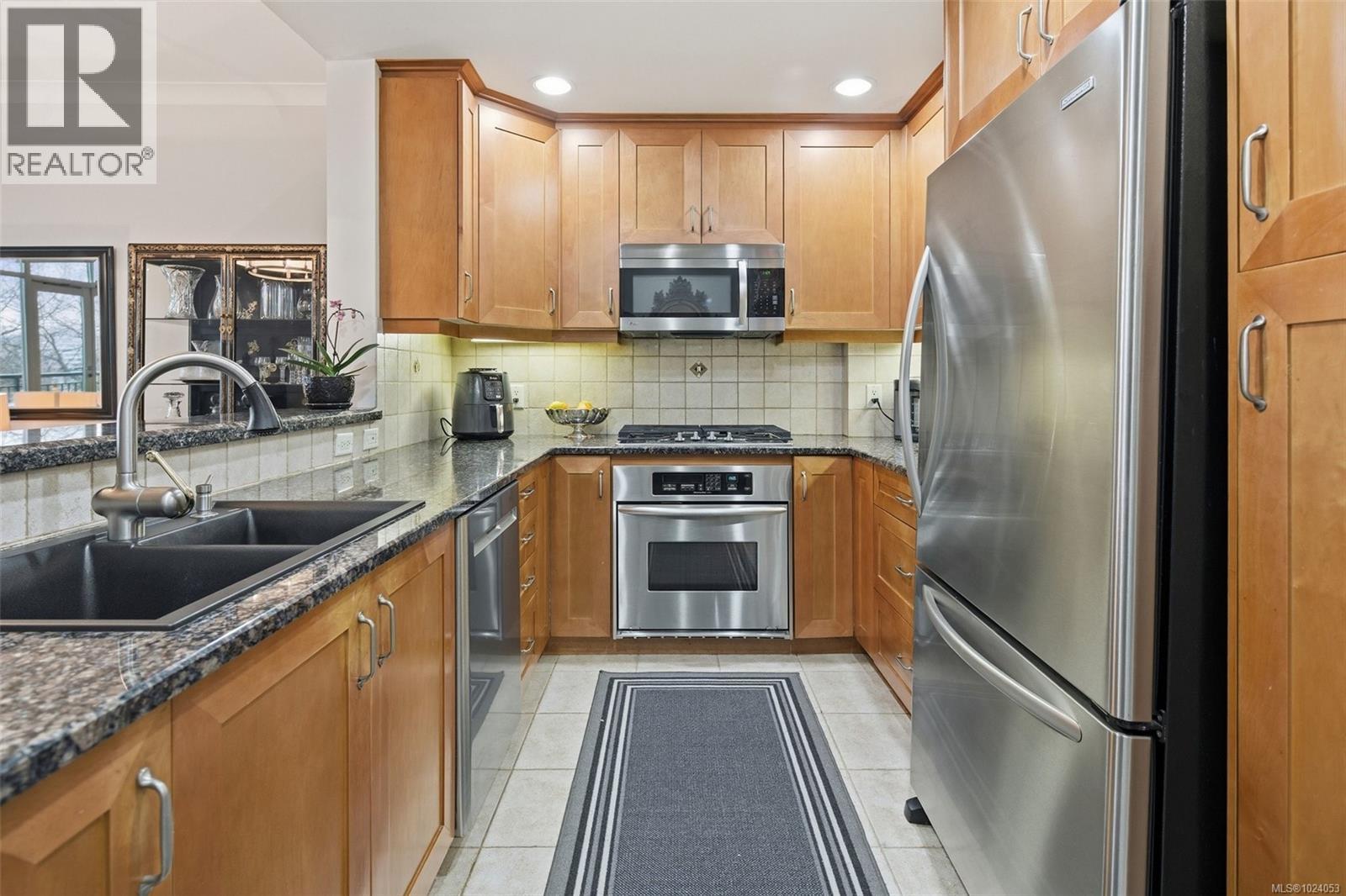 618 21 Dallas Rd, Victoria, British Columbia  V8V 4Z9 - Photo 10 - 1024053