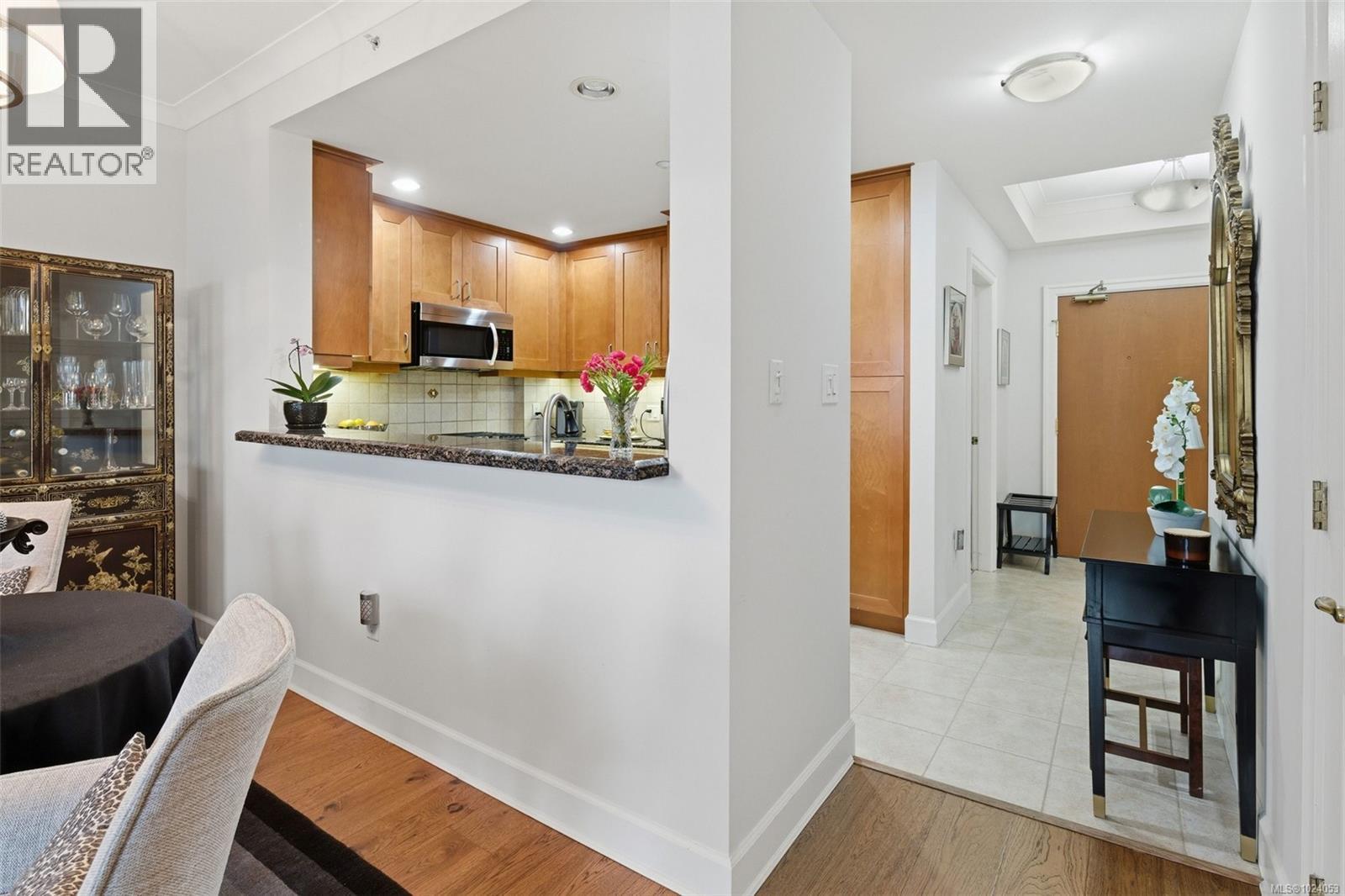 618 21 Dallas Rd, Victoria, British Columbia  V8V 4Z9 - Photo 8 - 1024053