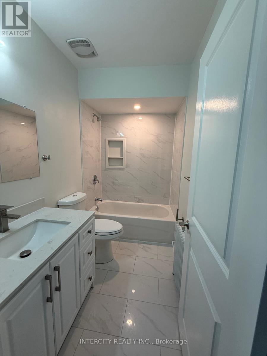 Main Flr - 380 Clinton Street, Toronto, Ontario  M6G 2Z2 - Photo 4 - C12727304