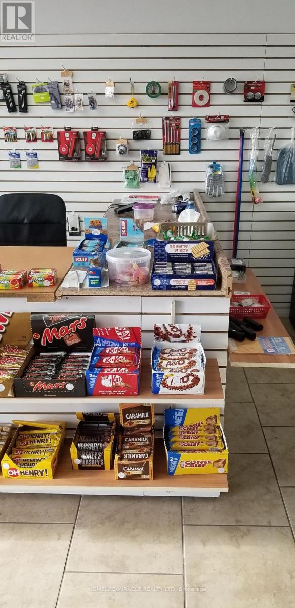 576 Rogers Road, Toronto, Ontario  M6M 1B6 - Photo 7 - W12727338