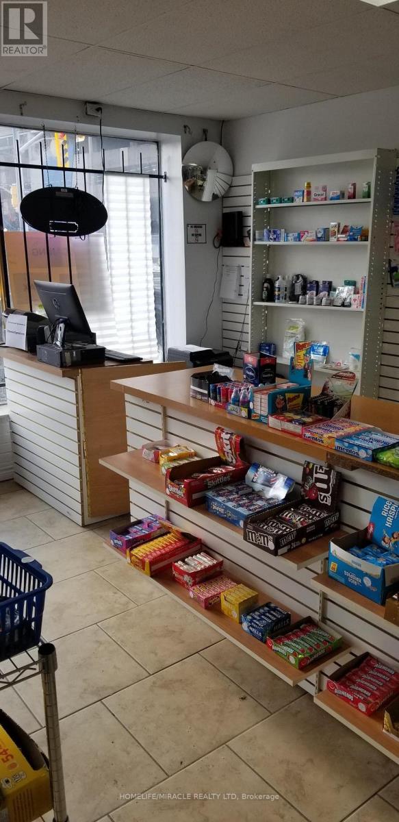 576 Rogers Road, Toronto, Ontario  M6M 1B6 - Photo 8 - W12727338