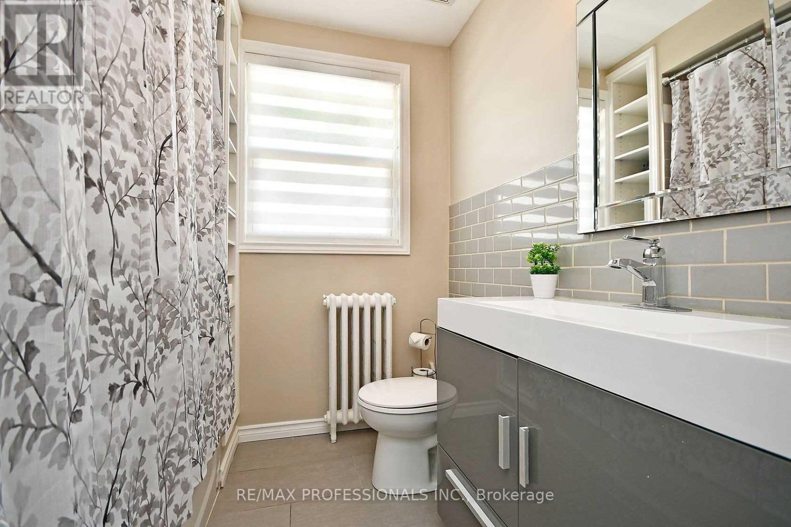 Upper - 1072 Alexandra Avenue, Mississauga, Ontario  L5E 1Z8 - Photo 10 - W12727404