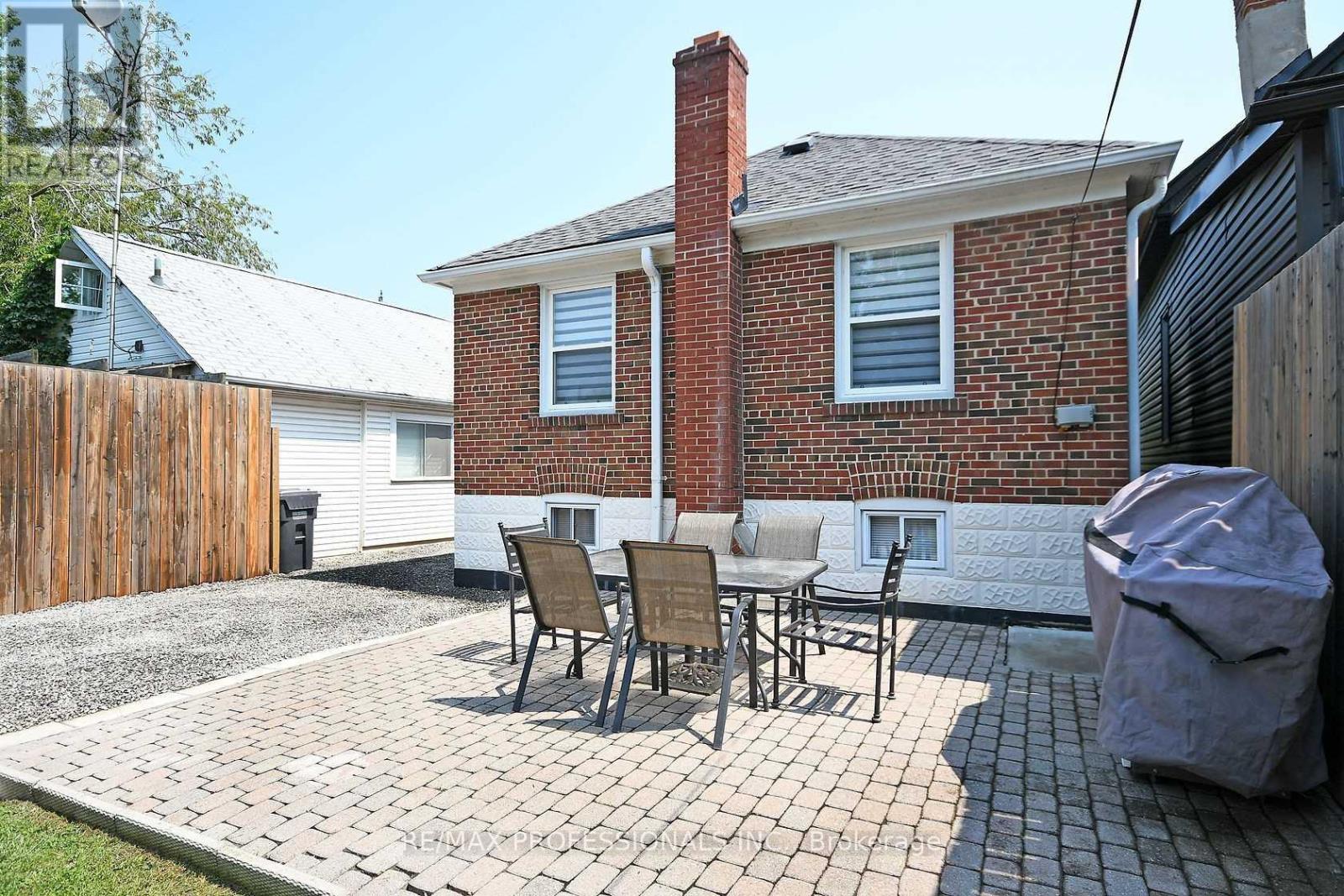 Upper - 1072 Alexandra Avenue, Mississauga, Ontario  L5E 1Z8 - Photo 17 - W12727404