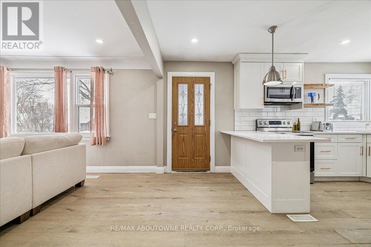 Upper - 177 Allenby Avenue, Hamilton, Ontario  L9A 2V1 - Photo 3 - X12727422