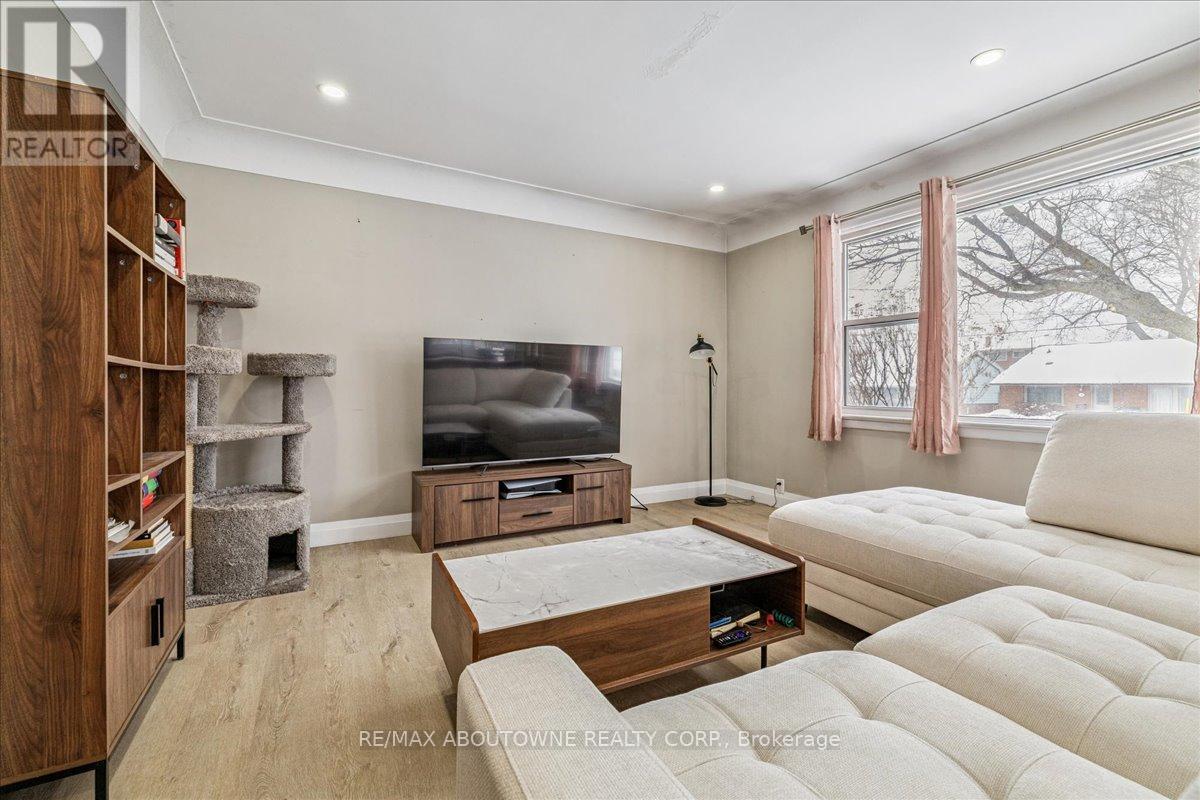 Upper - 177 Allenby Avenue, Hamilton, Ontario  L9A 2V1 - Photo 5 - X12727422