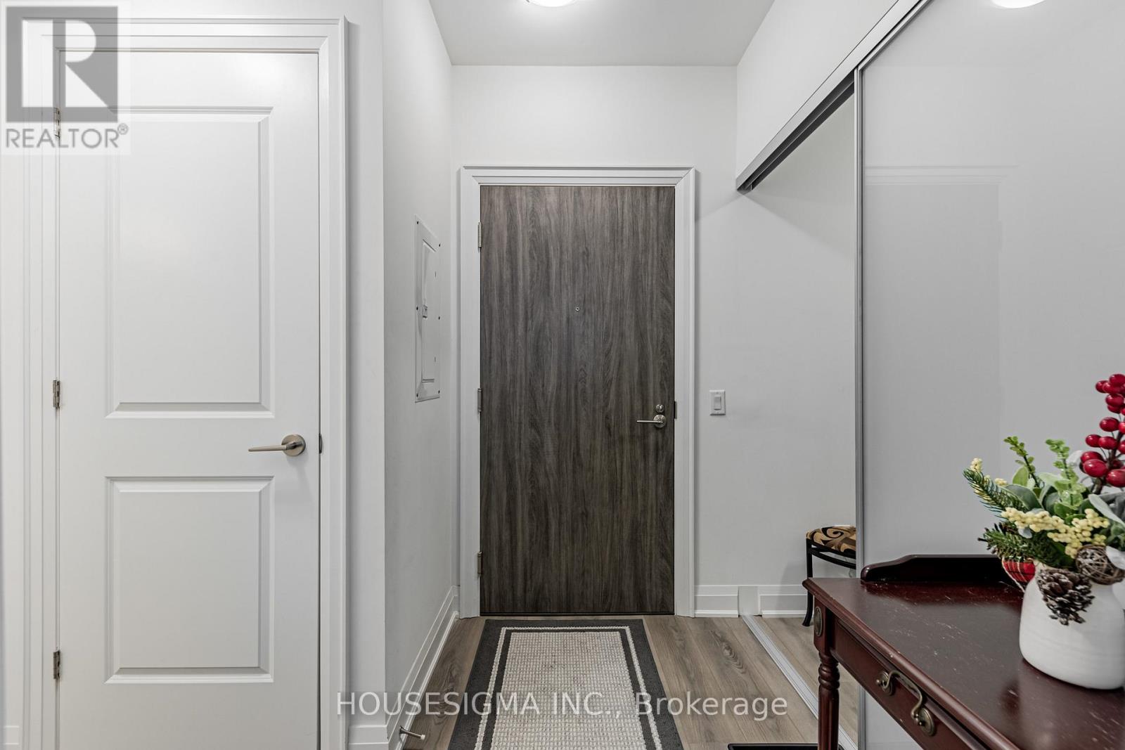 708 - 10 Gatineau Drive, Vaughan, Ontario  L4J 0L2 - Photo 4 - N12649806