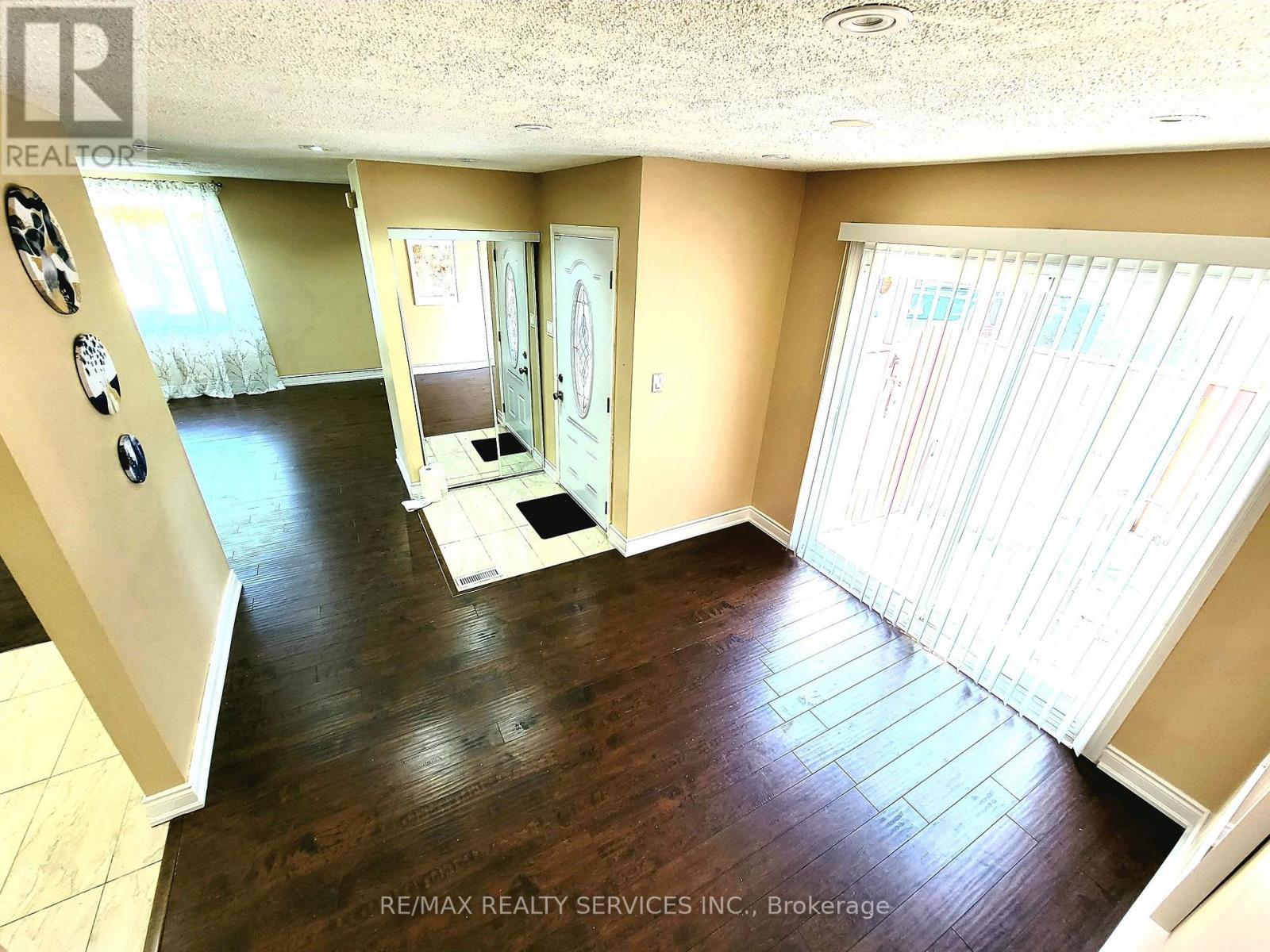 9 Bruce Beer Drive, Brampton, Ontario  L6V 2W7 - Photo 4 - W12727492