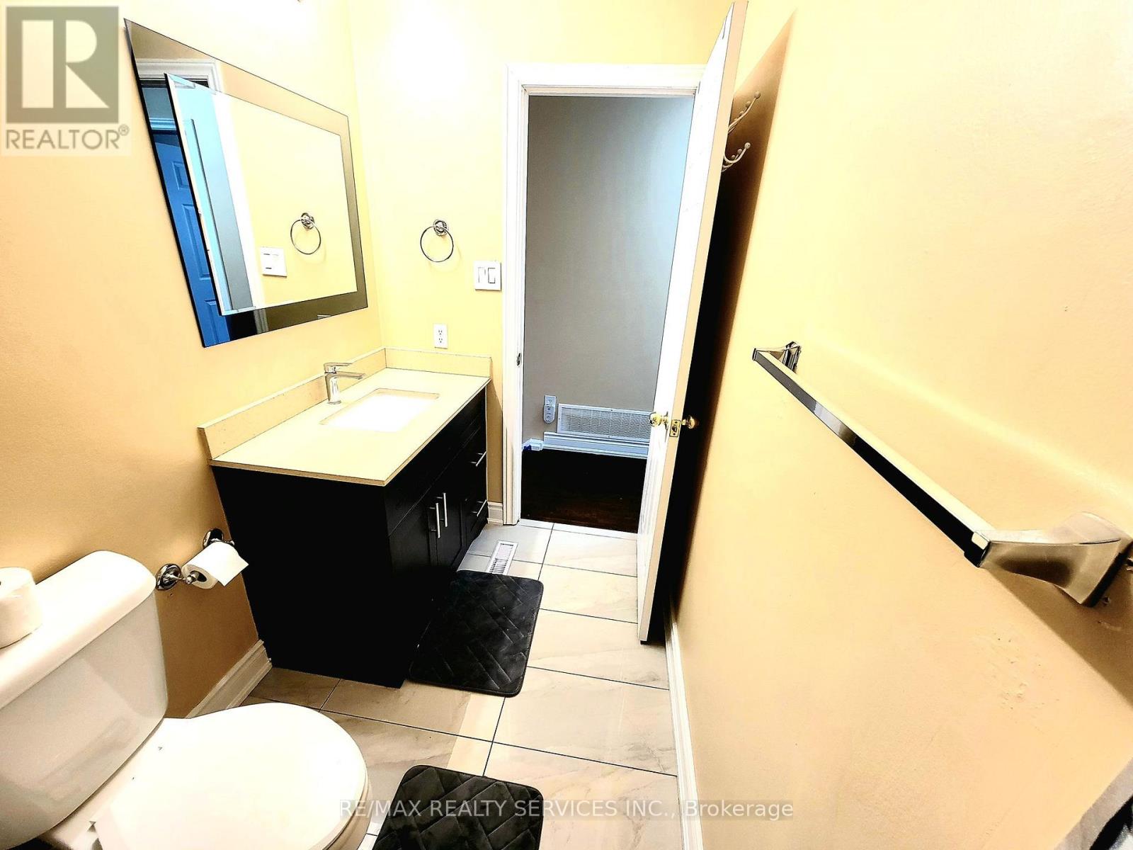 9 Bruce Beer Drive, Brampton, Ontario  L6V 2W7 - Photo 6 - W12727492