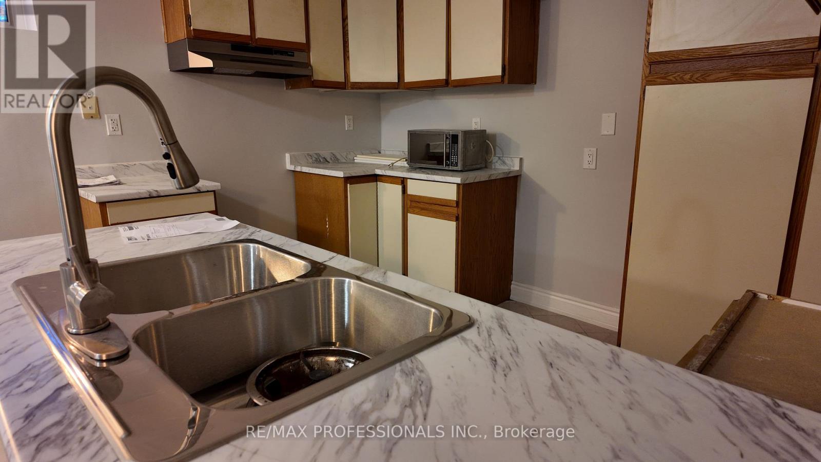 58 Amantine Crescent, Brampton, Ontario  L6W 4A1 - Photo 4 - W12727502