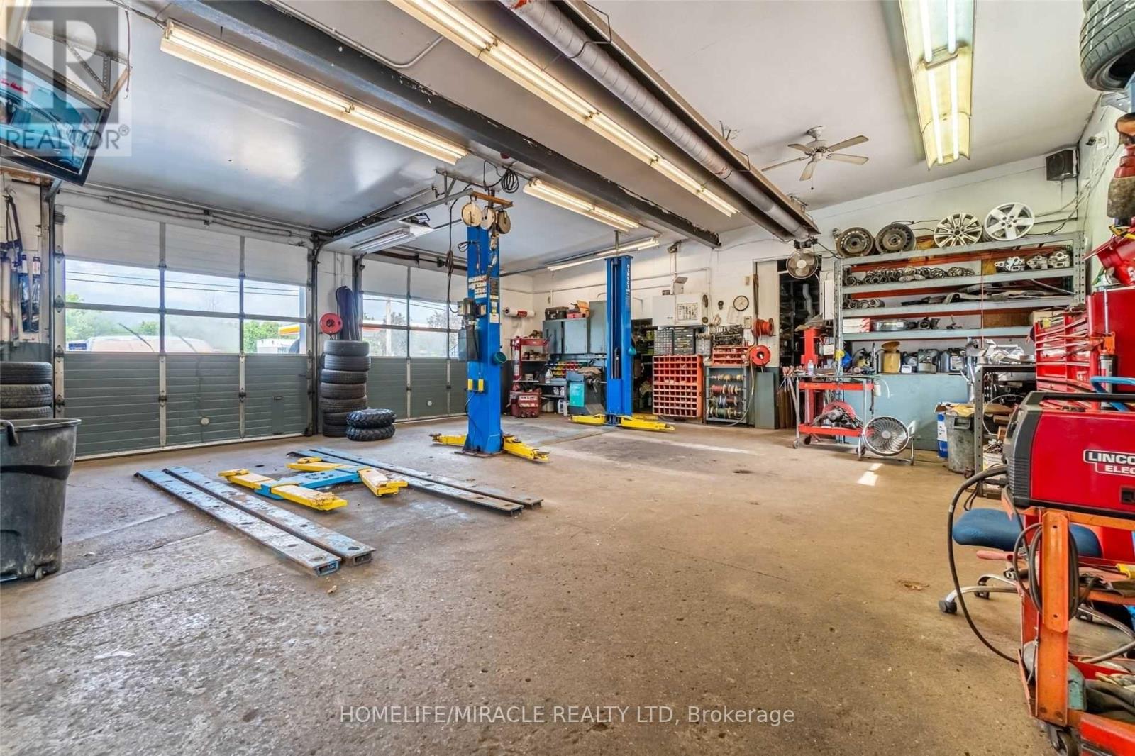 15396 Airport Road, Caledon, Ontario  L7C 1E6 - Photo 5 - W12727516