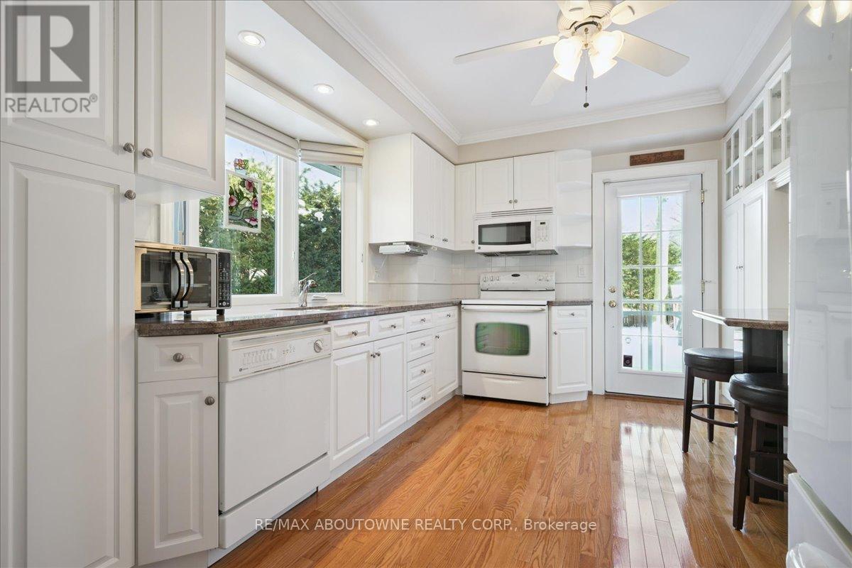 343 Douglas Avenue, Oakville, Ontario  L6J 3S7 - Photo 11 - W12727528