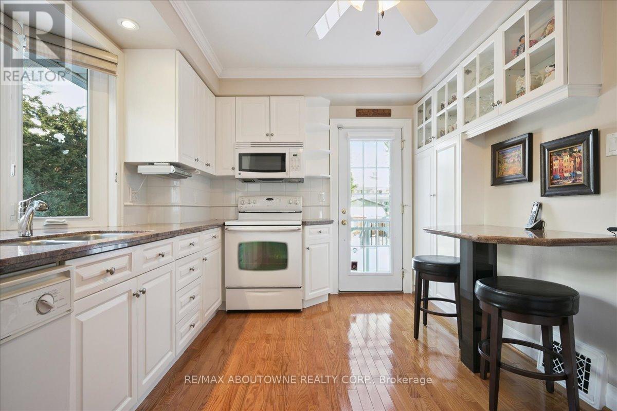 343 Douglas Avenue, Oakville, Ontario  L6J 3S7 - Photo 12 - W12727528