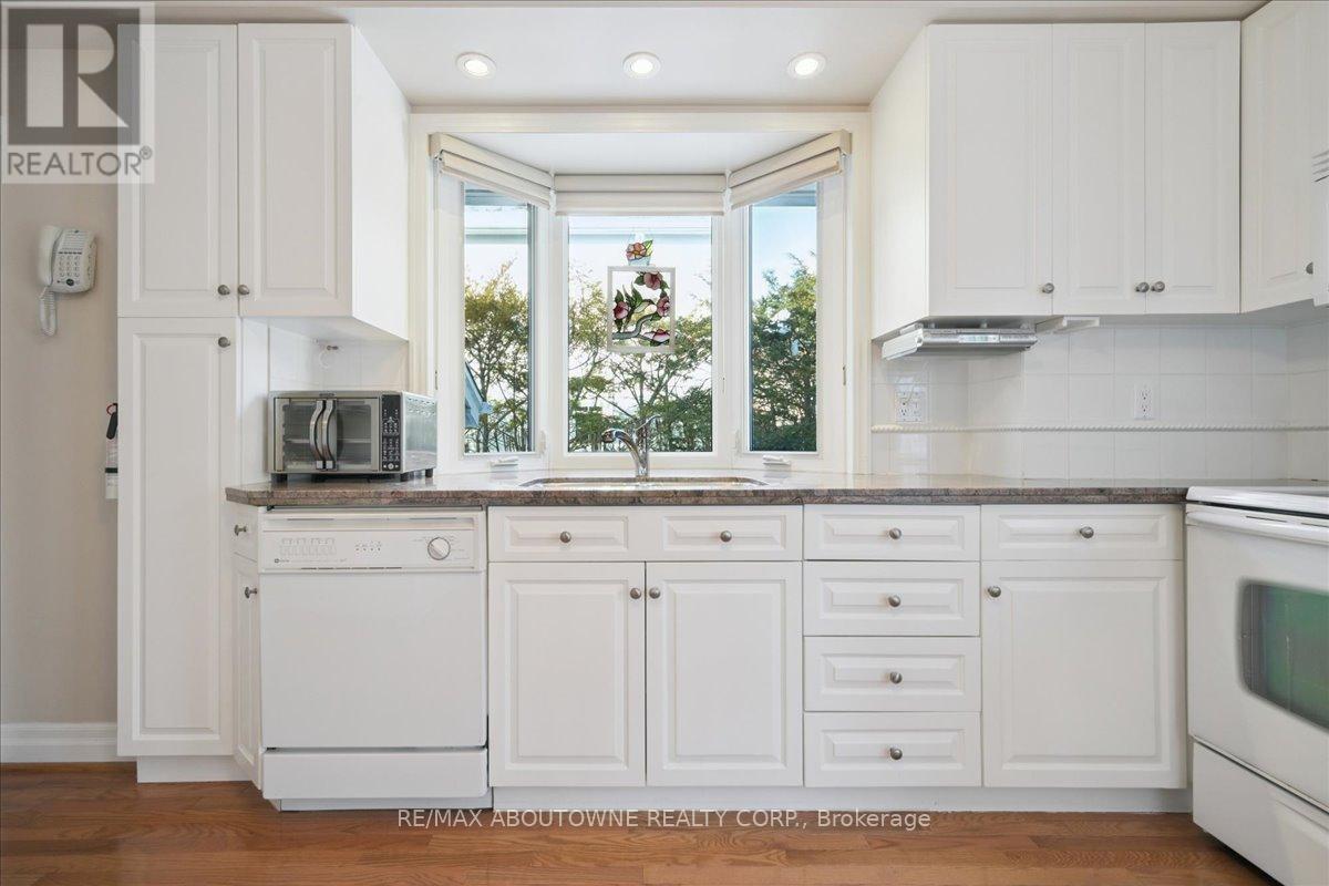 343 Douglas Avenue, Oakville, Ontario  L6J 3S7 - Photo 13 - W12727528