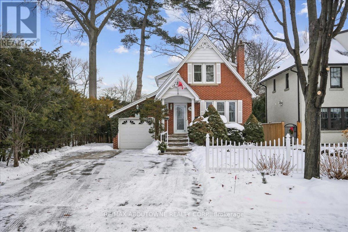 343 Douglas Avenue, Oakville, Ontario  L6J 3S7 - Photo 2 - W12727528