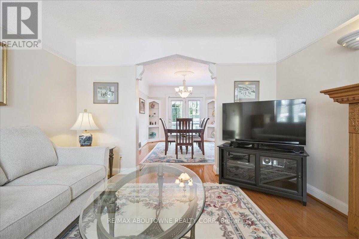 343 Douglas Avenue, Oakville, Ontario  L6J 3S7 - Photo 9 - W12727528