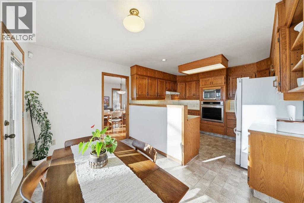 32 Woodgrove Crescent Sw, Calgary, Alberta  T2W 3Z1 - Photo 12 - A2275659