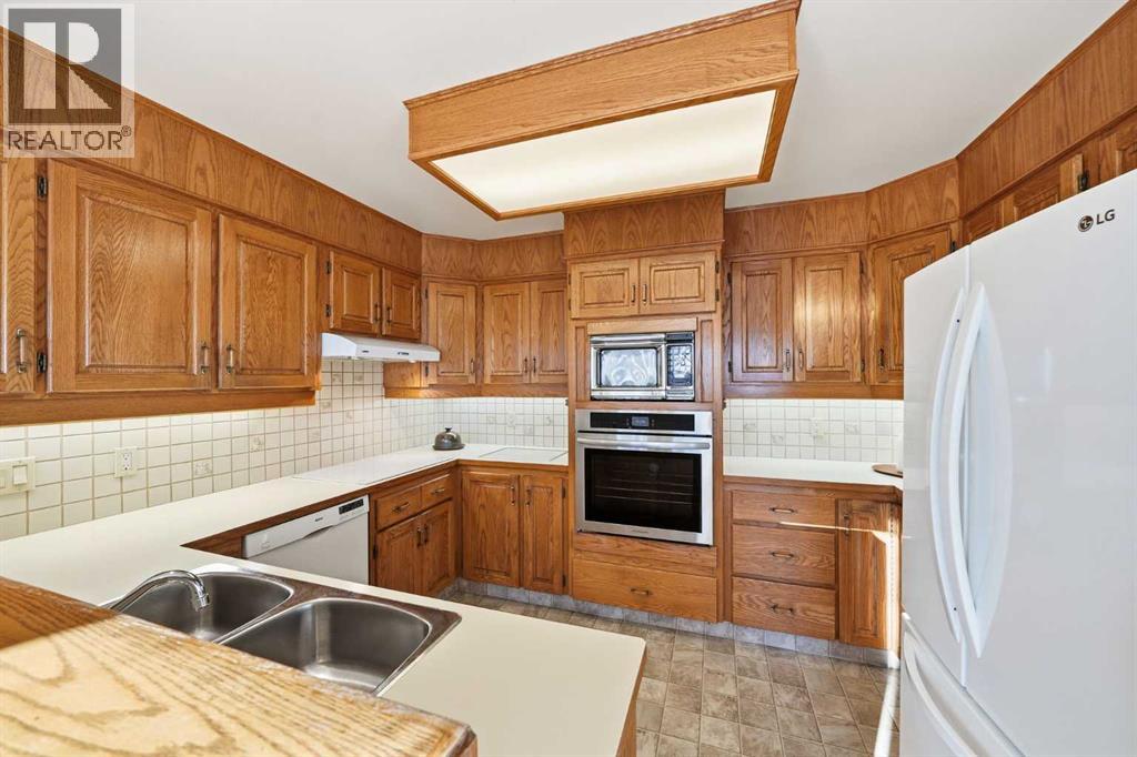 32 Woodgrove Crescent Sw, Calgary, Alberta  T2W 3Z1 - Photo 13 - A2275659