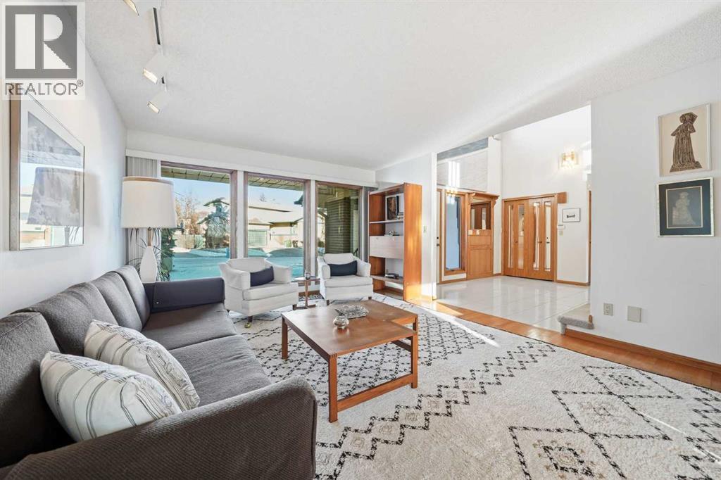 32 Woodgrove Crescent Sw, Calgary, Alberta  T2W 3Z1 - Photo 8 - A2275659