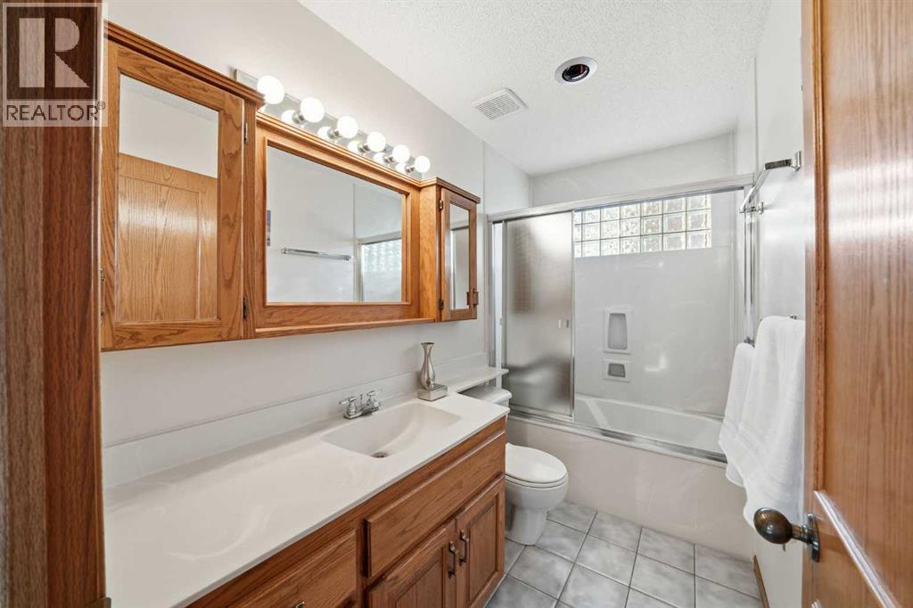 32 Woodgrove Crescent Sw, Calgary, Alberta  T2W 3Z1 - Photo 29 - A2275659