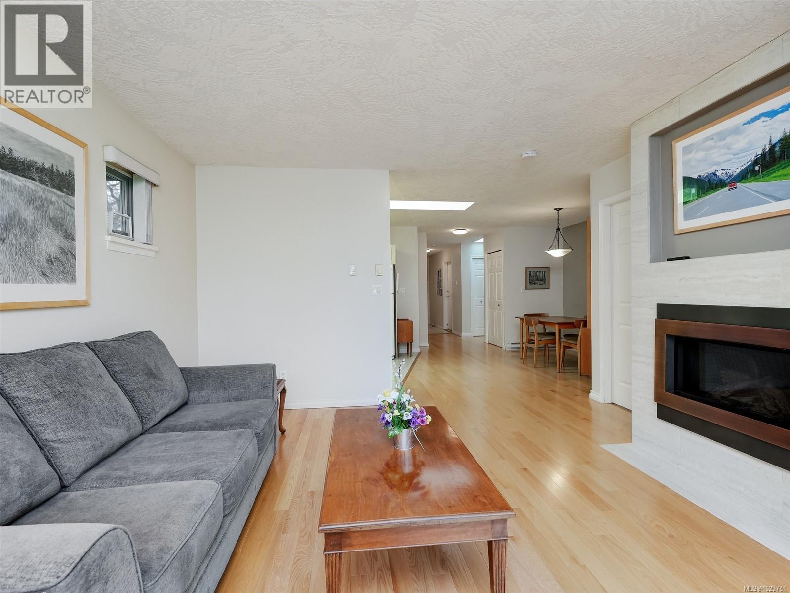 2 1473 Garnet Rd, Saanich, British Columbia  V8P 5T5 - Photo 3 - 1023781