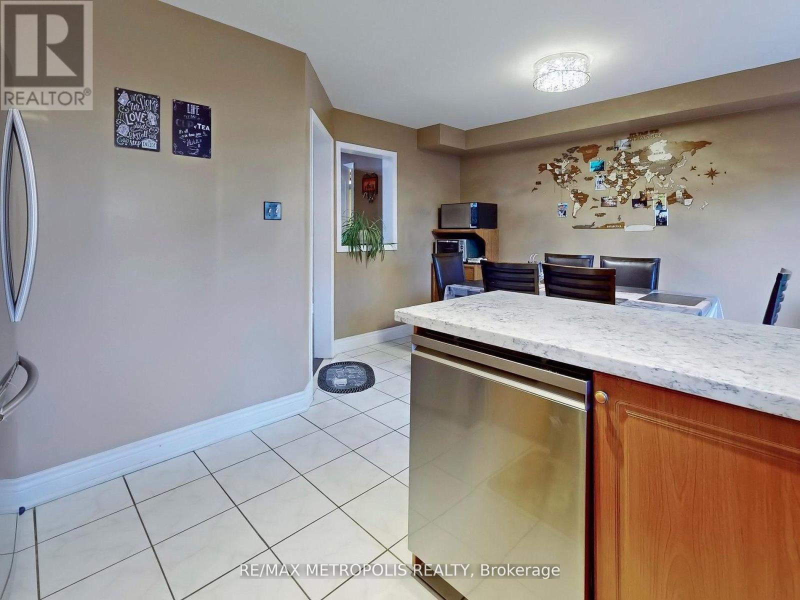 Main - 922 Tambourine Terrace, Mississauga, Ontario  L5W 1S4 - Photo 11 - W12727532