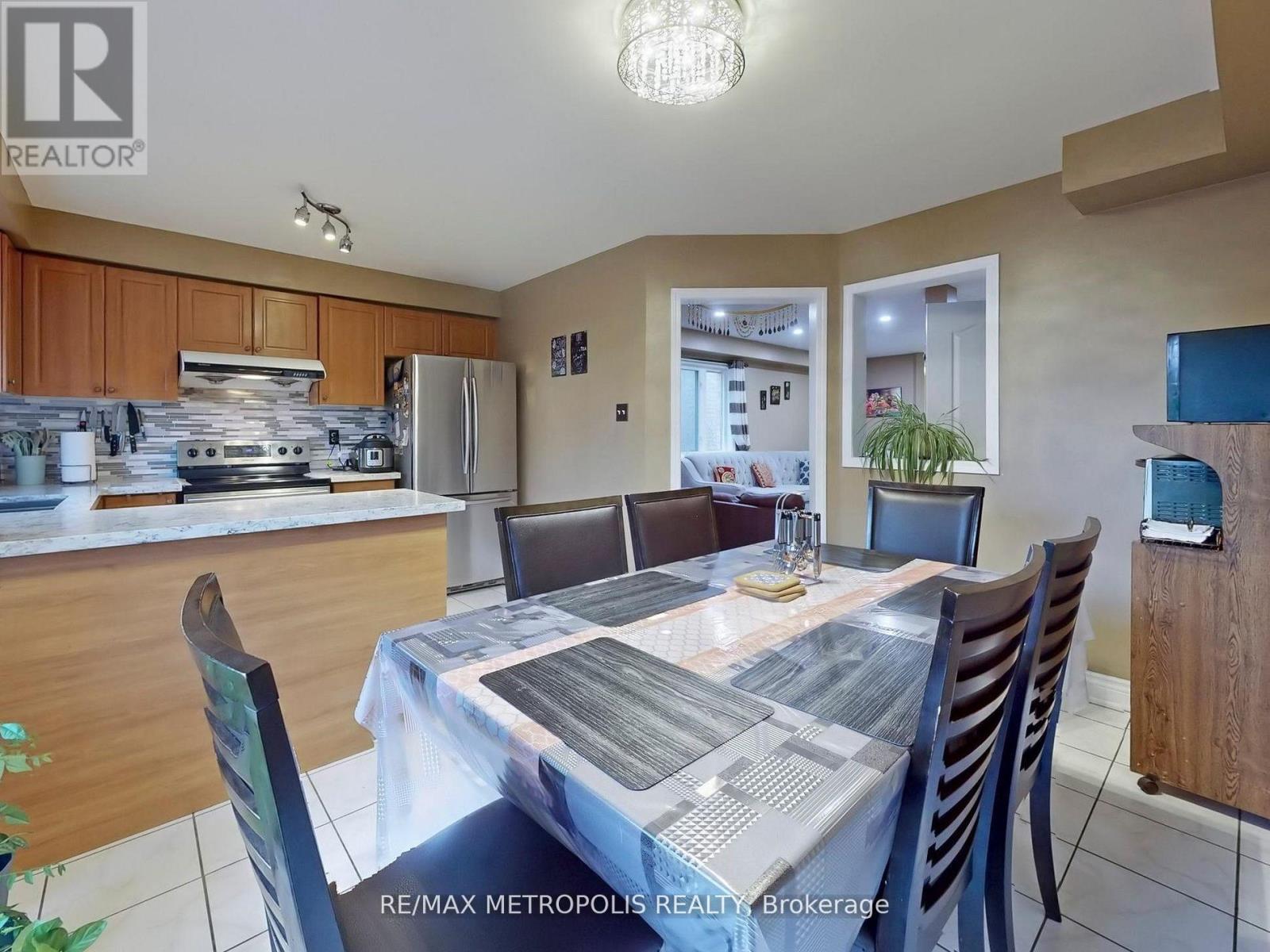 Main - 922 Tambourine Terrace, Mississauga, Ontario  L5W 1S4 - Photo 8 - W12727532